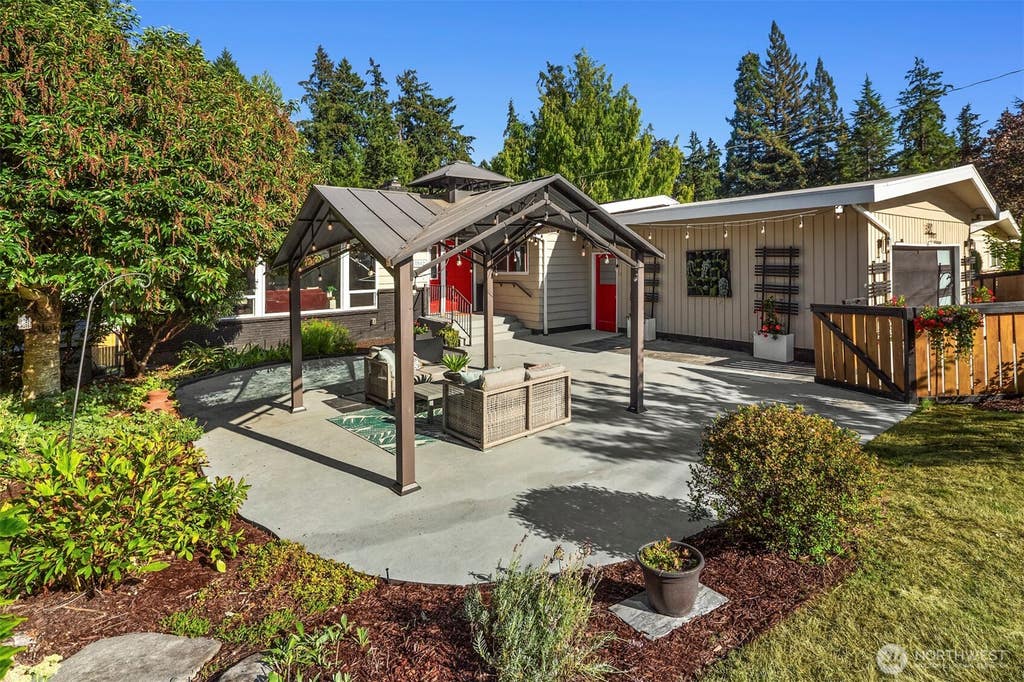 Photo of 1512 167th Avenue SE, Bellevue, WA 98008 (MLS # 2571944)