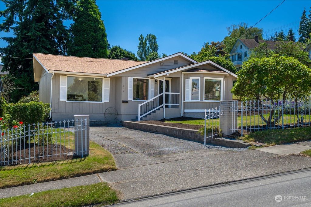 Photo of 1012 35th Street, Everett, WA 98201 (MLS # 2261640)