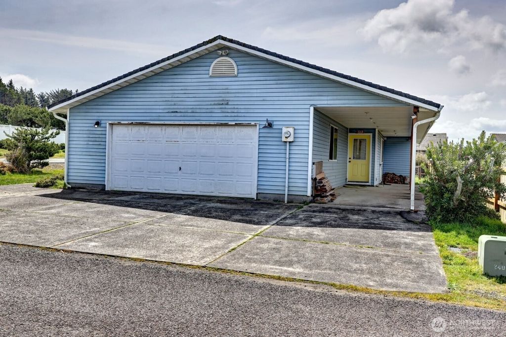 Photo of 816 325th Street, Ocean Park, WA 98640 (MLS # 2510116)