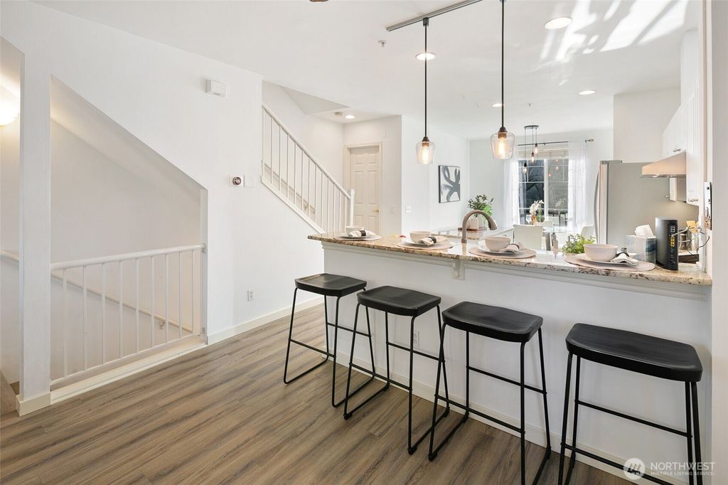 listing image 9363538175926345202