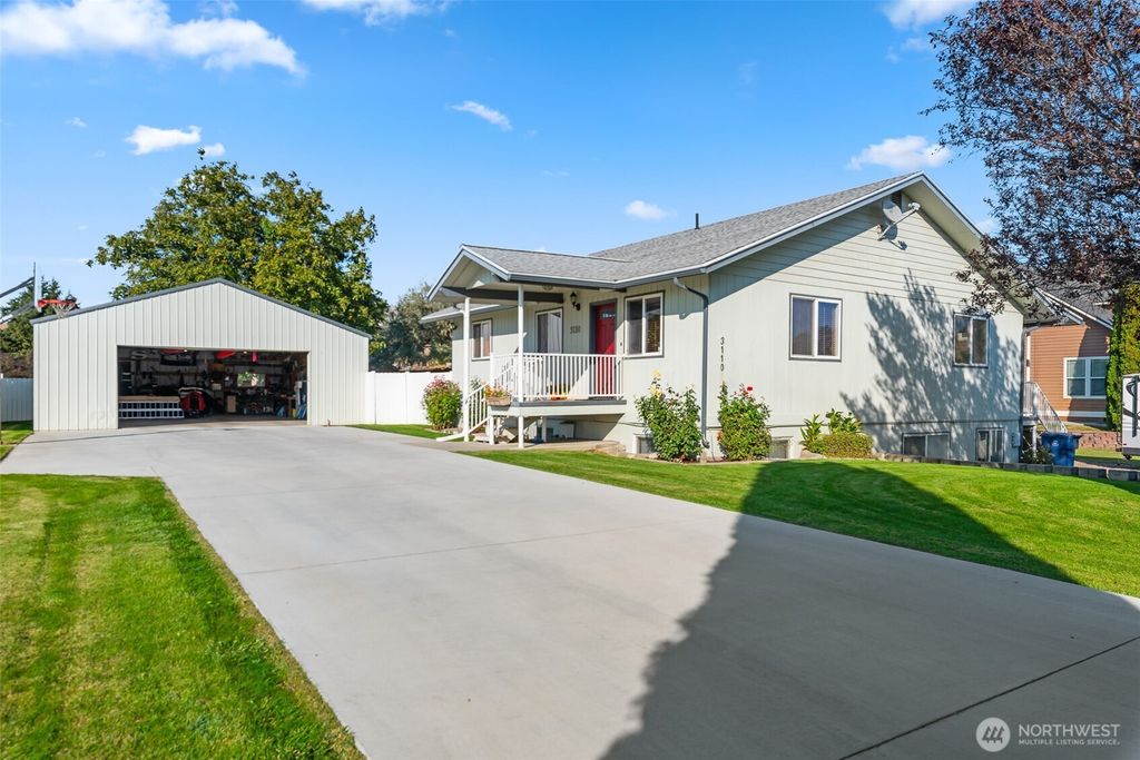 Photo of 3110 SE 1st st St, East Wenatchee, WA 98802 (MLS # 2443133)