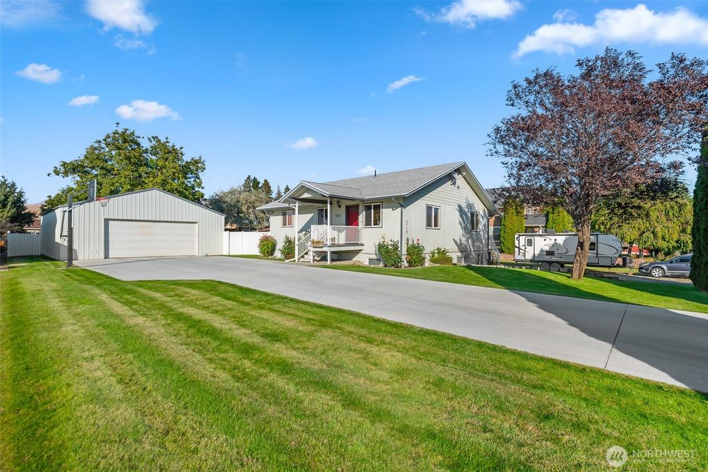 Photo of 3110 SE 1st st St, East Wenatchee, WA 98802 (MLS # 2443133)