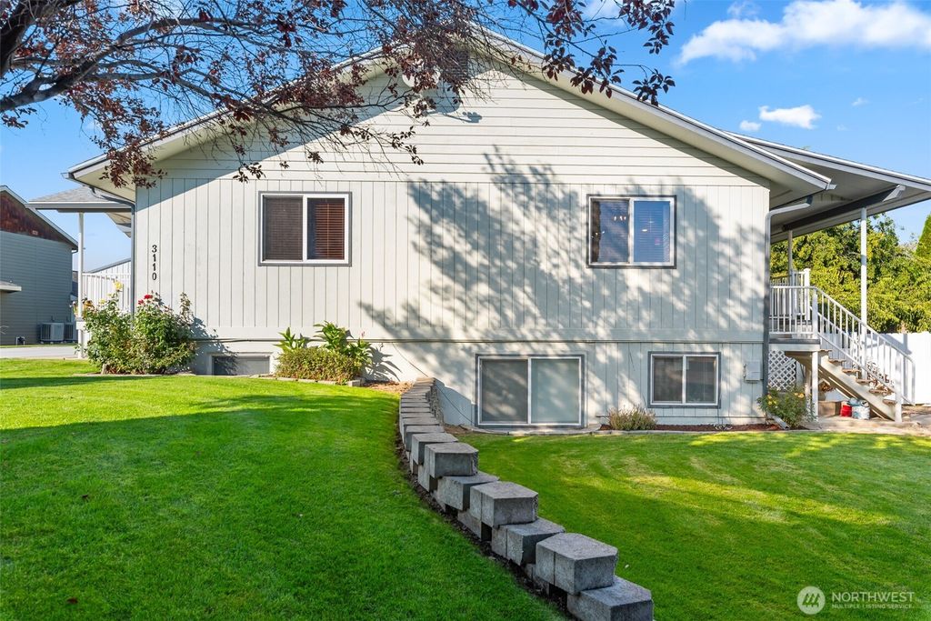 Photo of 3110 SE 1st st St, East Wenatchee, WA 98802 (MLS # 2443133)