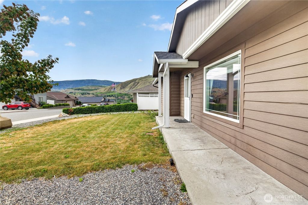 Photo of 586 S James Avenue, East Wenatchee, WA 98802 (MLS # 2527098)