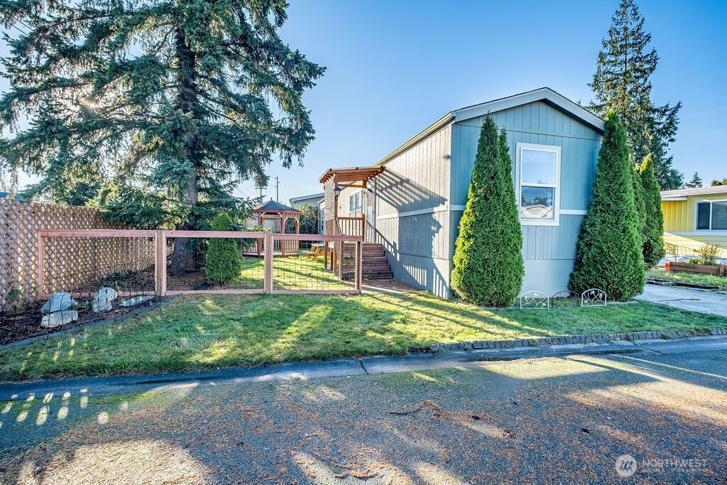 Photo of 225 NE Ernst St #25, Oak Harbor, WA 98277 (MLS # 2455345)