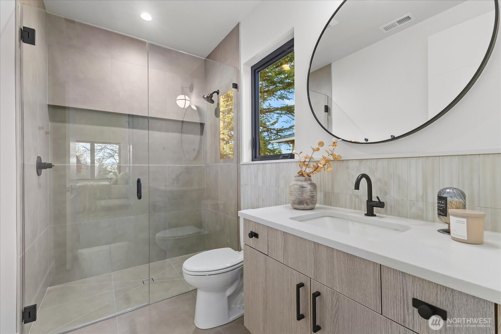 Bellevue, Washington, 98004, United States, 5 Bedrooms Bedrooms, ,5 BathroomsBathrooms,Residential,Active,2017452