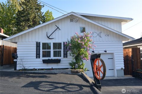 Photo of 1006 Cowlitz Way, Kelso, WA 98626 (MLS # 2362547)