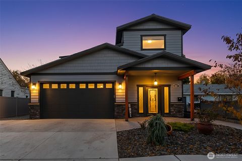 Photo of 815 Highland Drive, Wenatchee, WA 98801 (MLS # 2453607)