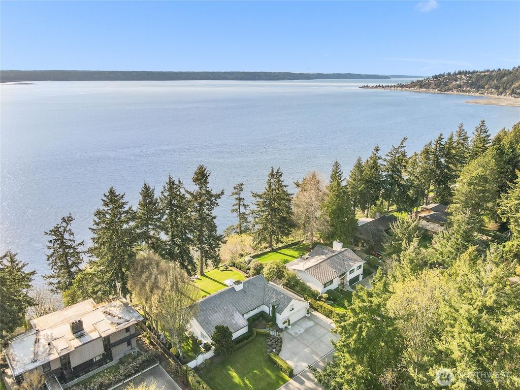 Photo of 19263 Edgecliff Drive SW, Normandy Park, WA 98166 (MLS # 2395760)