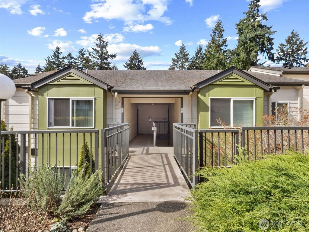 Photo of 31500 33rd Place SW #G202, Federal Way, WA 98023 (MLS # 2498857)