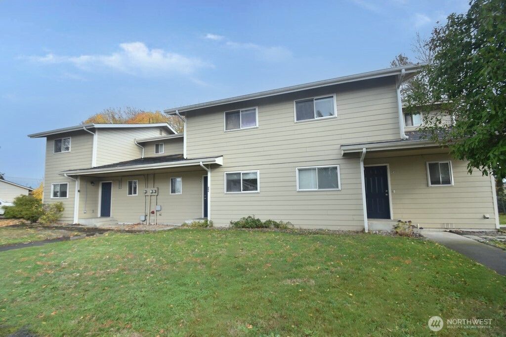 Photo of 92 Quinn Avenue #A B C, Marysville, WA 98270 (MLS # 2464859)