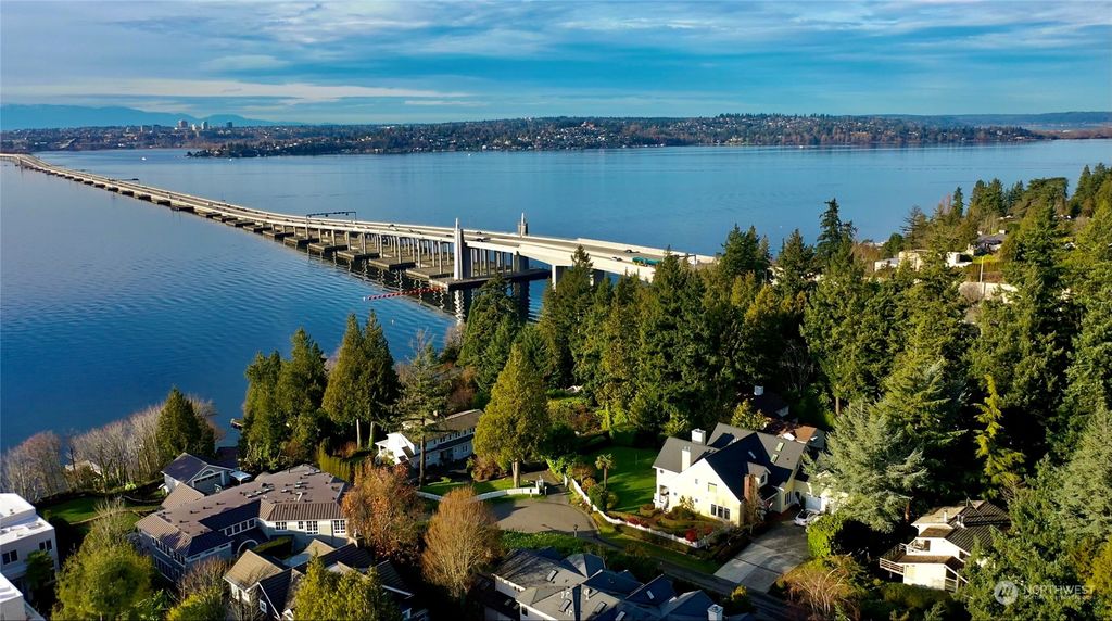 Photo of 7570 NE 28TH Place, Medina, WA 98039 (MLS # 2222342)