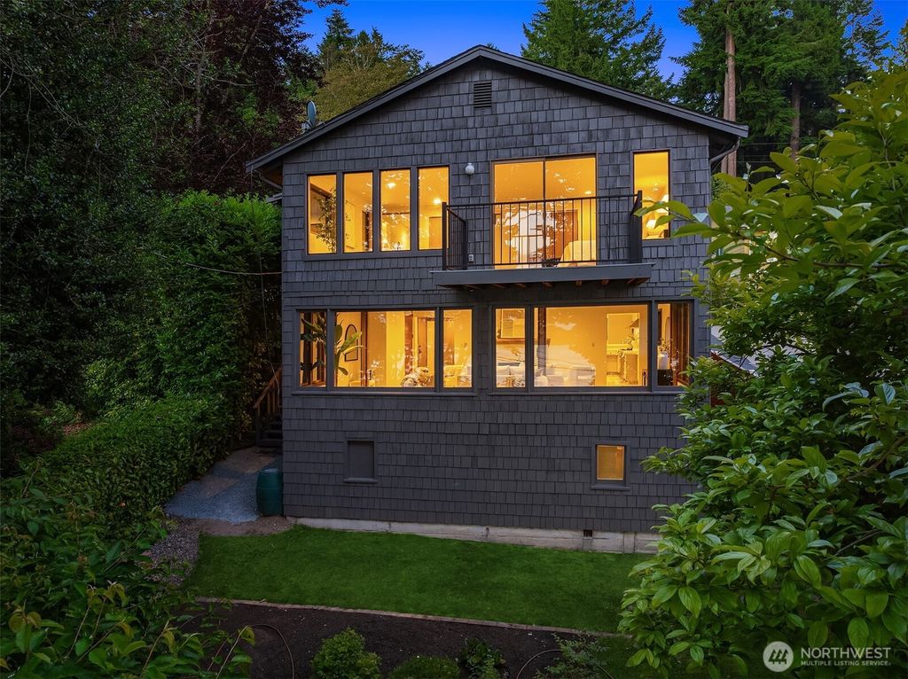 Photo of 16039 Maplewild Avenue SW, Burien, WA 98166 (MLS # 2389128)