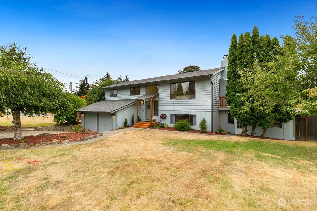 Photo of 506 S 17th Street, Renton, WA 98055 (MLS # 2275054)