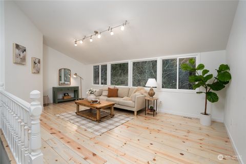 Photo of 32520 30th Avenue SW, Federal Way, WA 98023 (MLS # 2322149)