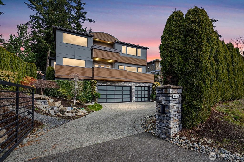 Photo of 11262 SE 34th St St, Bellevue, WA 98004 (MLS # 2528792)