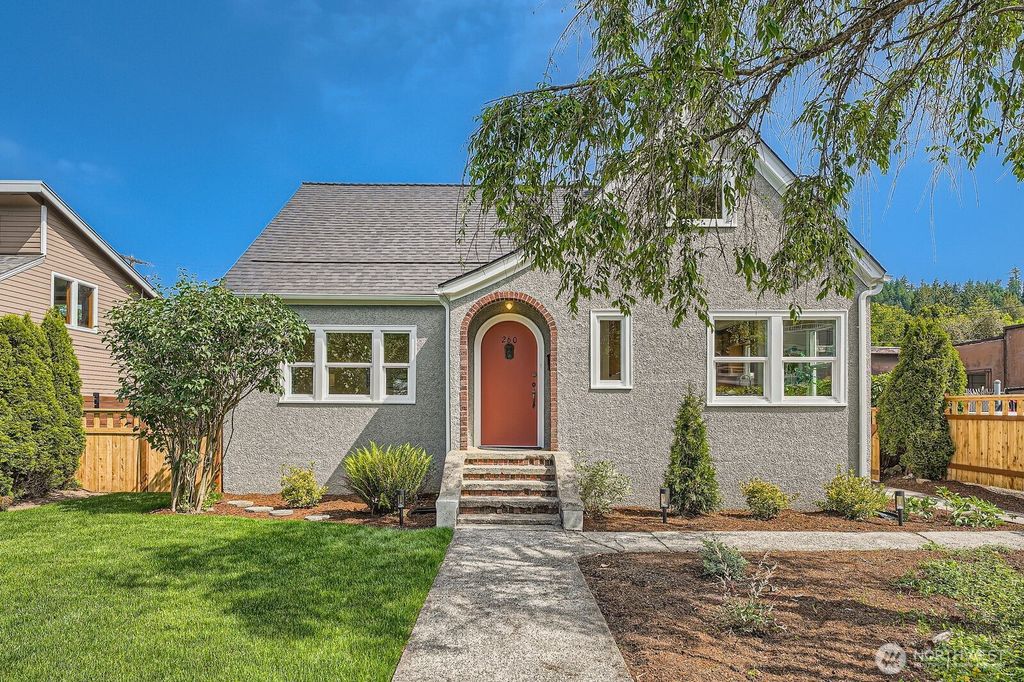 Photo of 260 E Sunset Way, Issaquah, WA 98027 (MLS # 2402365)