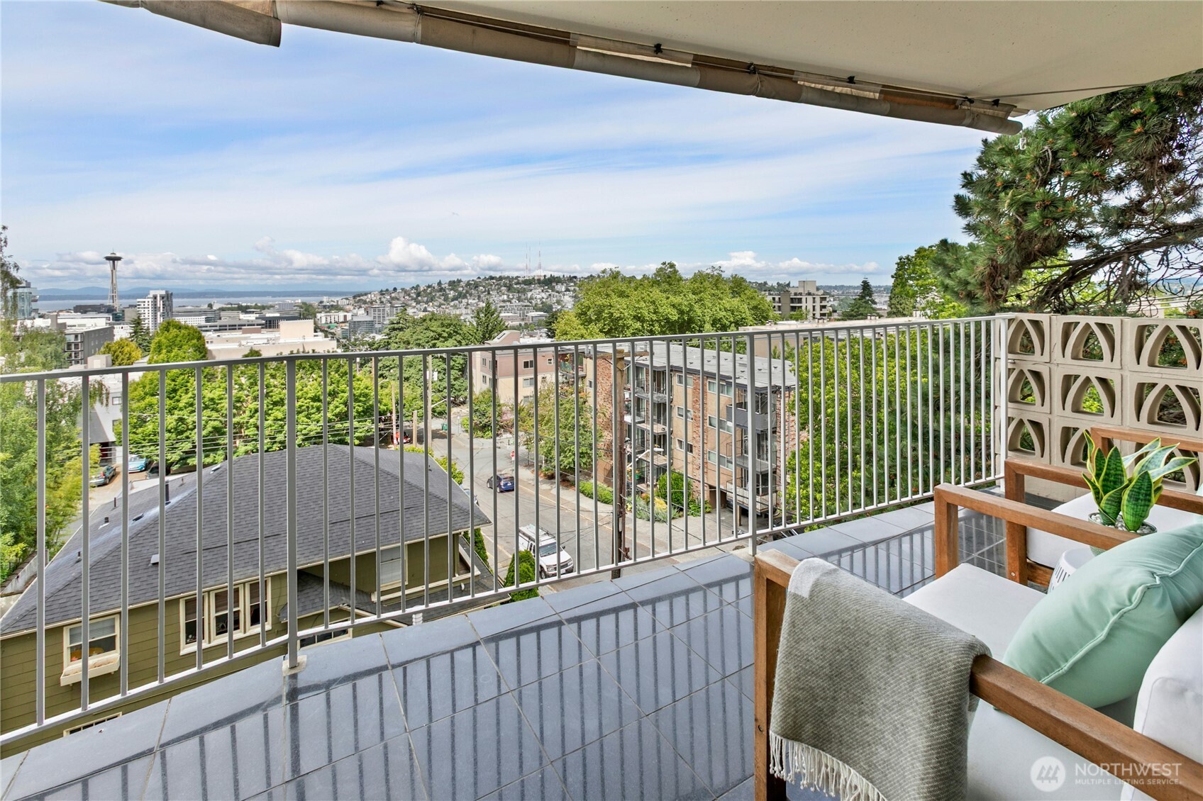 525 BELMONT Avenue E 4F