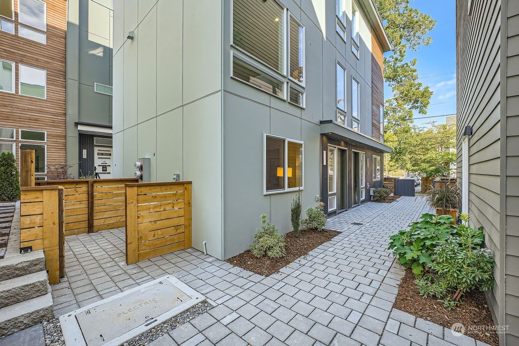 Photo of 525 22nd Avenue #A, Seattle, WA 98122 (MLS # 2290077)