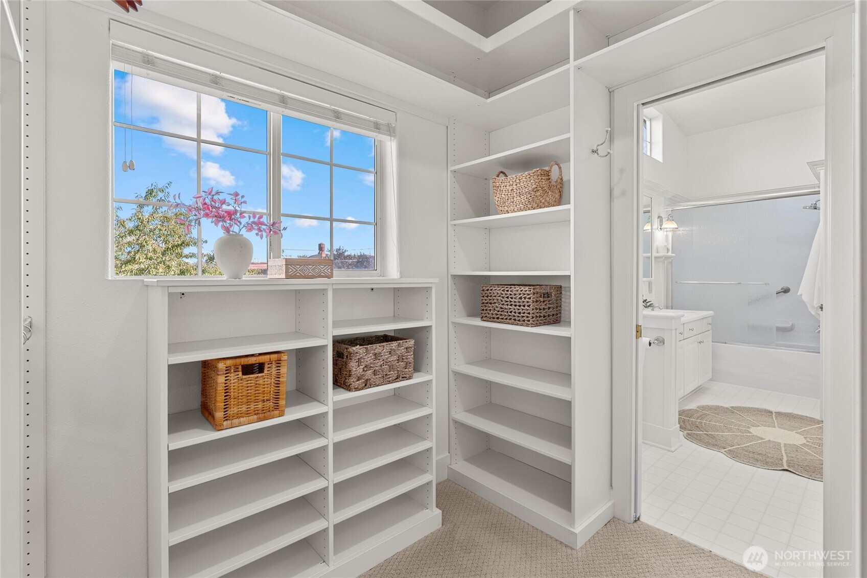 Seattle, Washington 98116, United States, 3 Bedrooms Bedrooms, ,2 BathroomsBathrooms,Residential,Active,253587