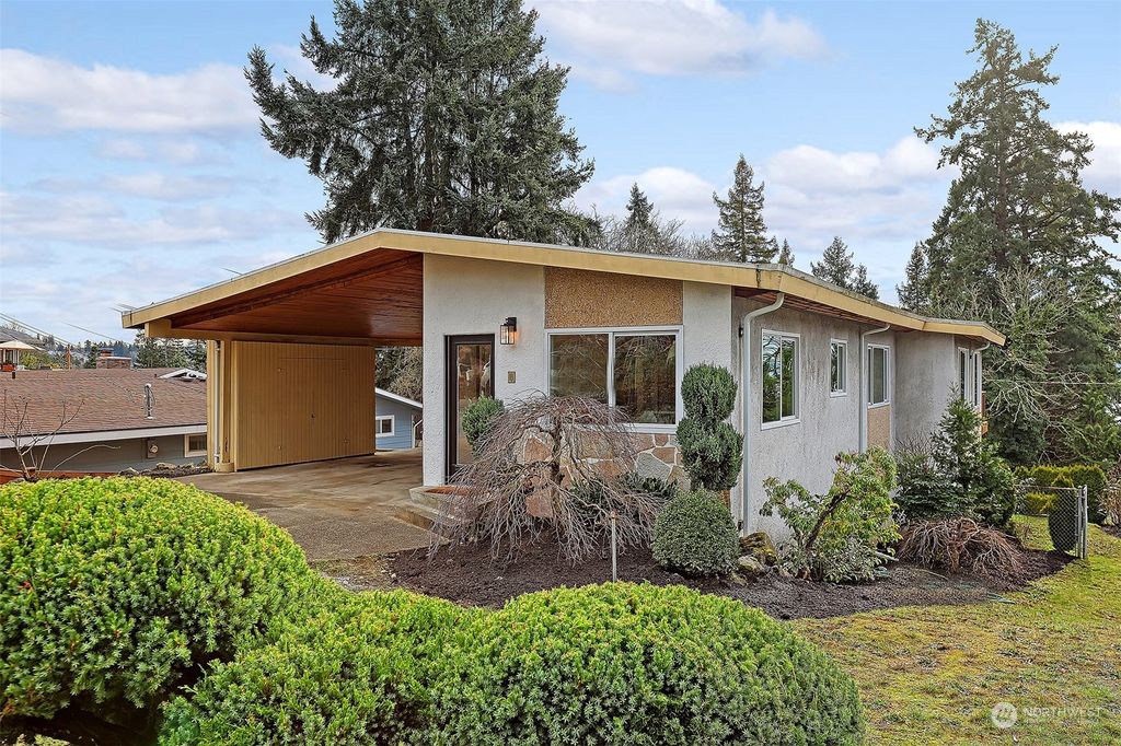 Photo of 207 S 216th Street, Des Moines, WA 98198 (MLS # 2195698)