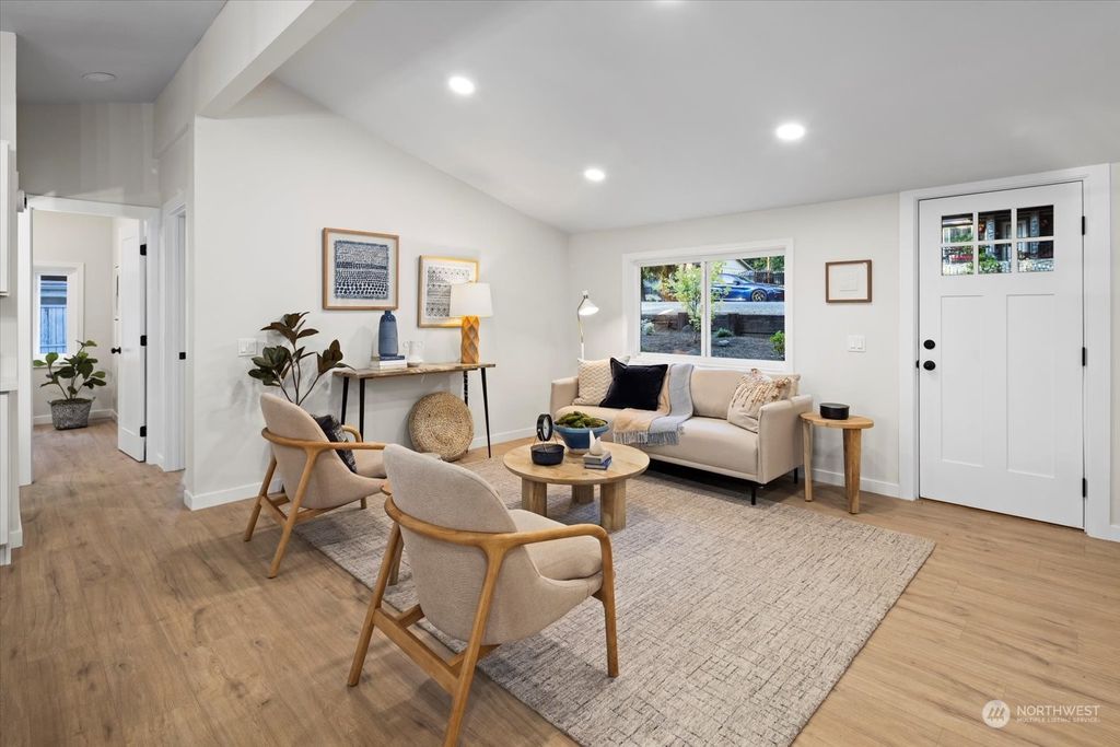 Photo of 913 207th Place NE, Sammamish, WA 98074 (MLS # 2253971)