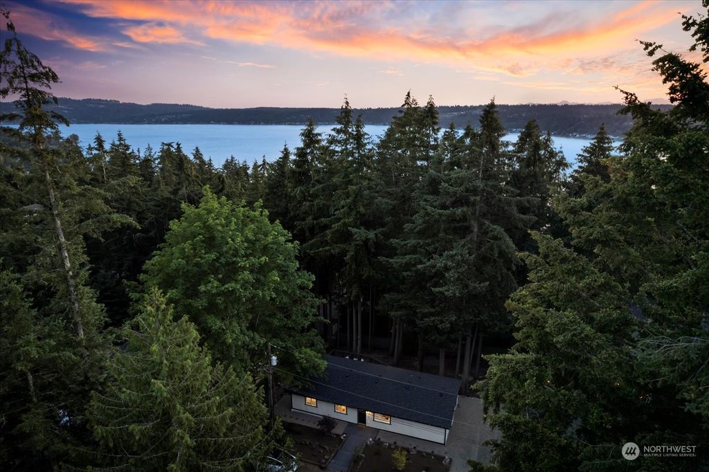 Photo of 913 207th Place NE, Sammamish, WA 98074 (MLS # 2253971)