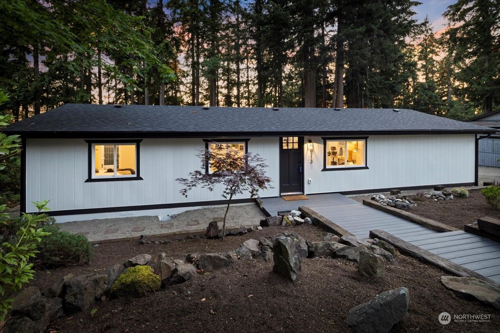 Photo of 913 207th Place NE, Sammamish, WA 98074 (MLS # 2253971)