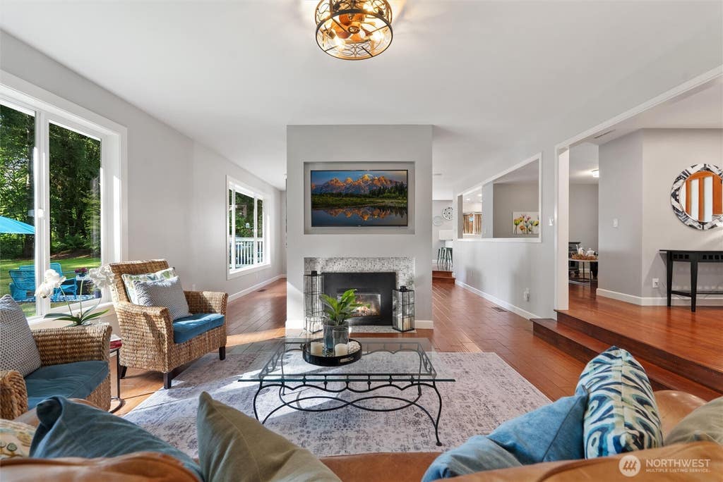 Photo of 26636 SE 31st ST, Sammamish, WA 98075 (MLS # 2552087)