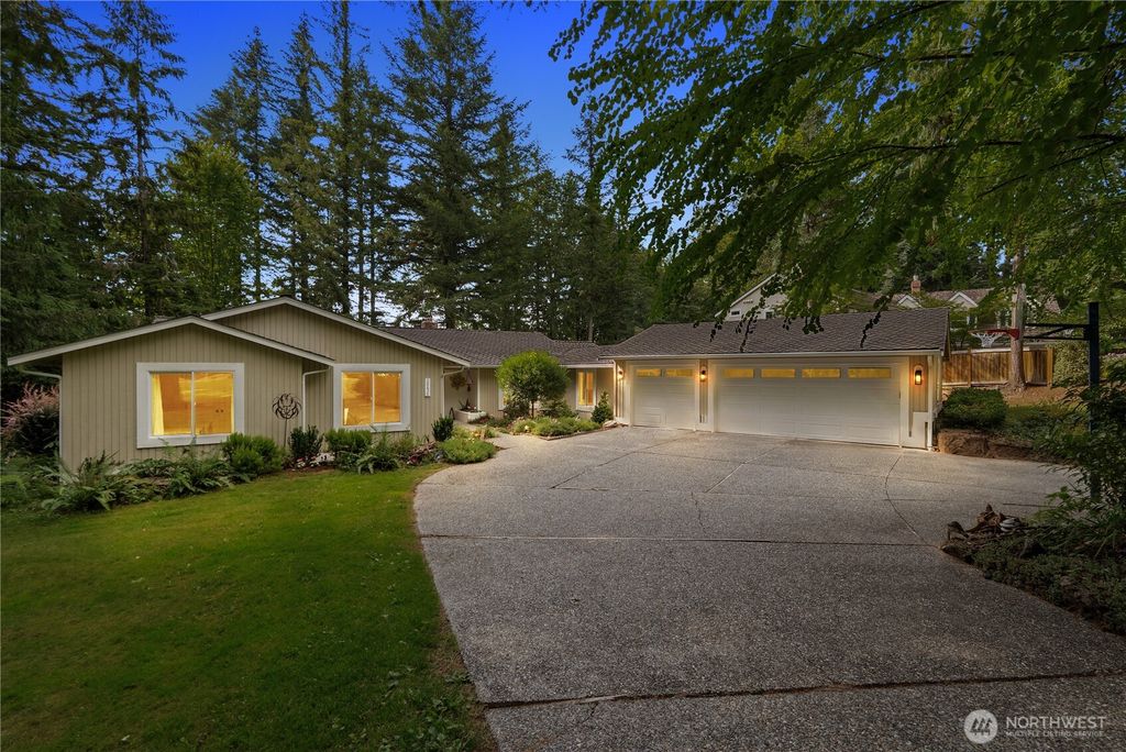 Photo of 26636 SE 31st ST, Sammamish, WA 98075 (MLS # 2552087)