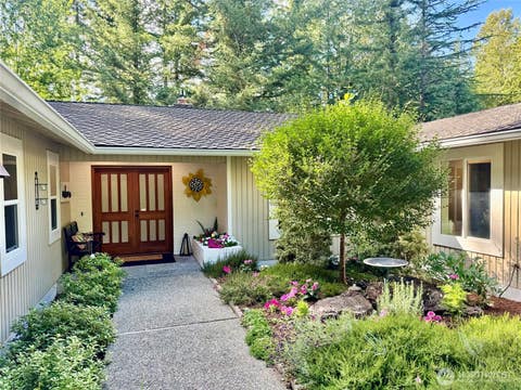 Photo of 26636 SE 31st ST, Sammamish, WA 98075 (MLS # 2552087)