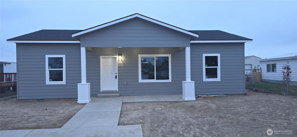 Photo of 417 SE 8th Avenue, Ephrata, WA 98823 (MLS # 2468043)