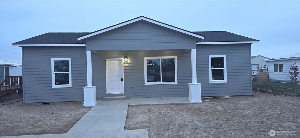 Photo of 417 SE 8th Avenue, Ephrata, WA 98823 (MLS # 2468043)