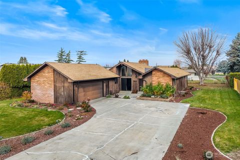 Photo of 9410 Albert Way Way SE, Moses Lake, WA 98837 (MLS # 2455484)