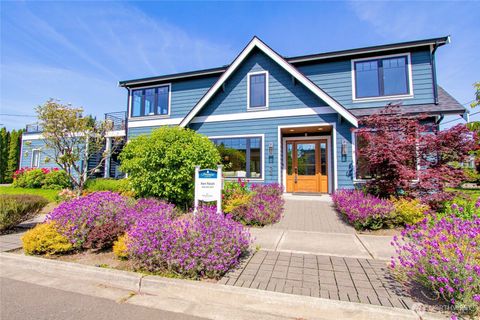 Photo of 1231 4th Street W, Kirkland, WA 98033 (MLS # 2497787)