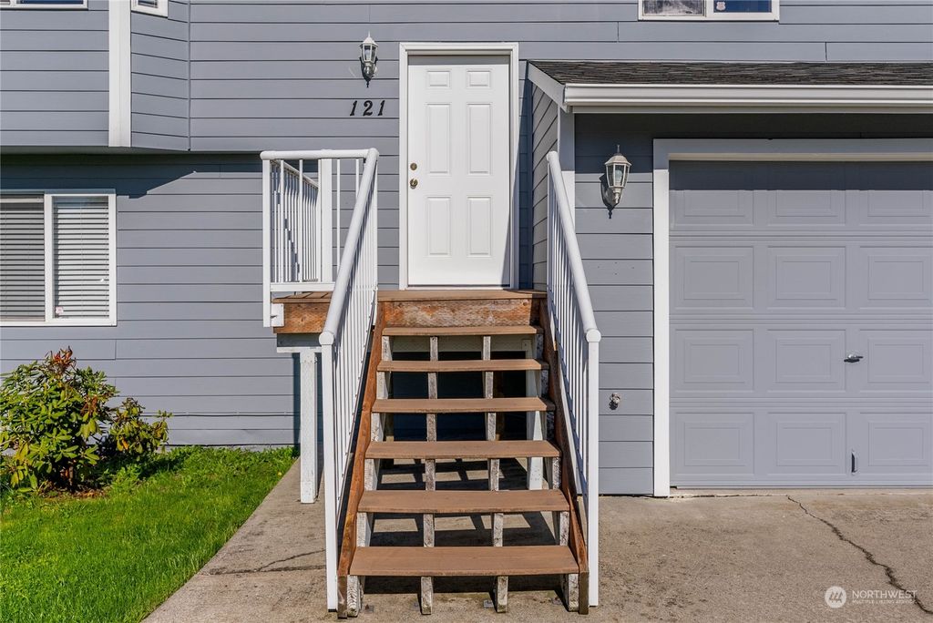 Photo of 121 Valley View Drive, Pacific, WA 98047 (MLS # 2171791)