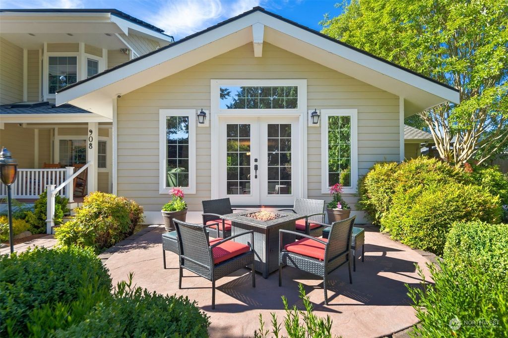 Photo of 908 S 244th Street, Des Moines, WA 98198 (MLS # 2246403)