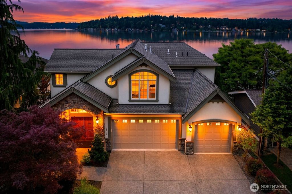 Photo of 2727 E Lake Sammamish Parkway NE, Sammamish, WA 98074 (MLS # 2518313)