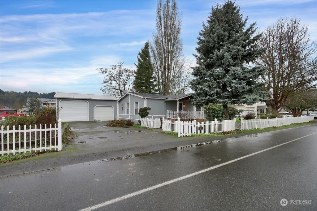 Photo of 251 Stanley Avenue, Algona, WA 98001 (MLS # 2187958)