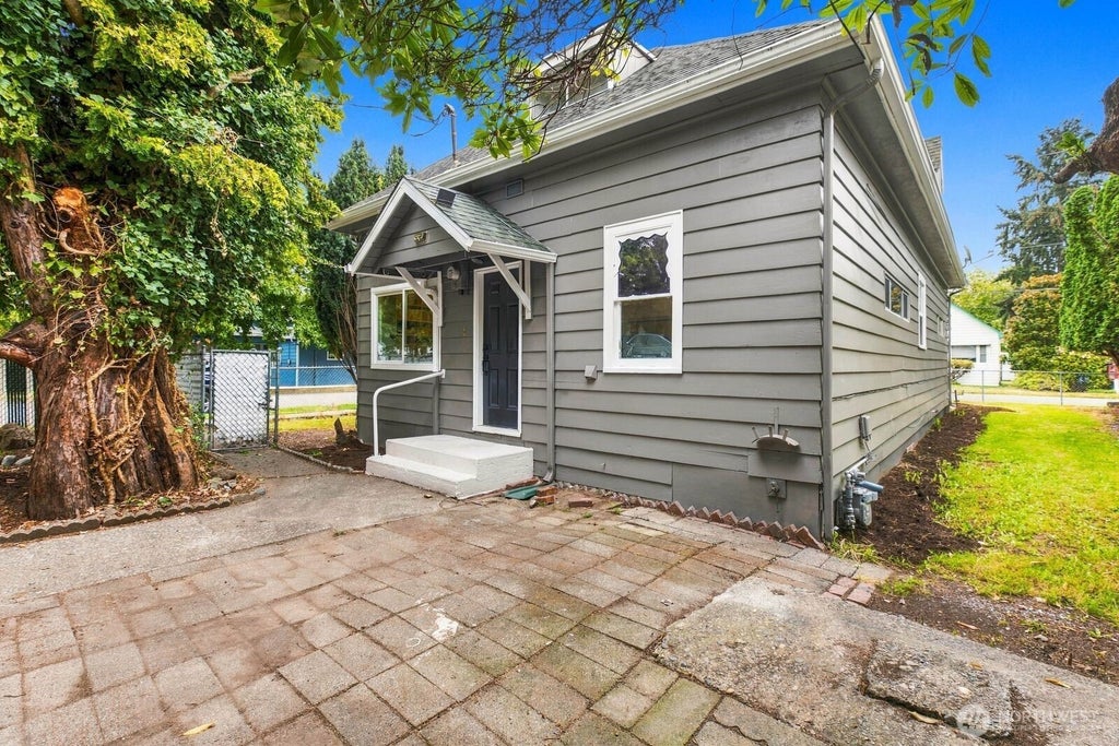 Photo of 501 Smithers Avenue S, Renton, WA 98055 (MLS # 2586777)