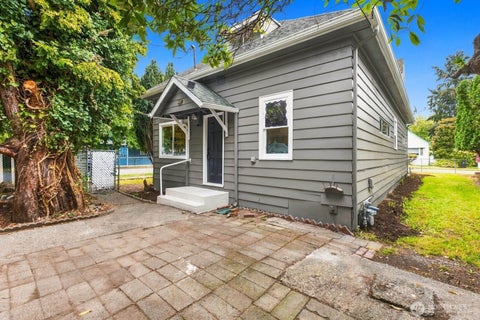 Photo of 501 Smithers Avenue S, Renton, WA 98055 (MLS # 2586777)