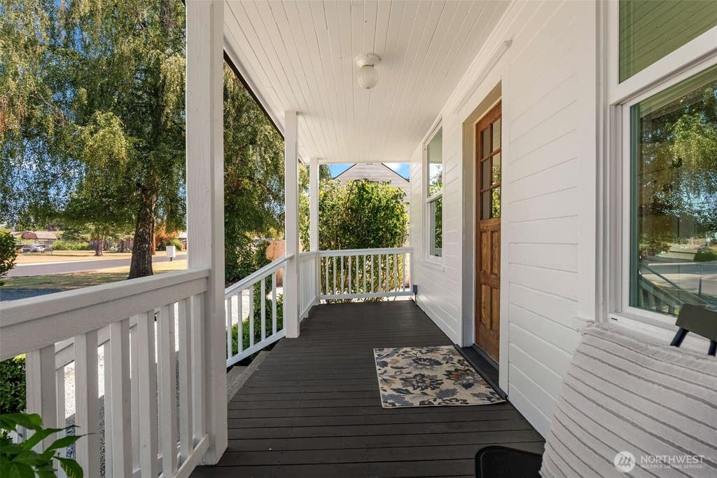 Photo of 1408 12th Avenue SW, Puyallup, WA 98372 (MLS # 2562137)