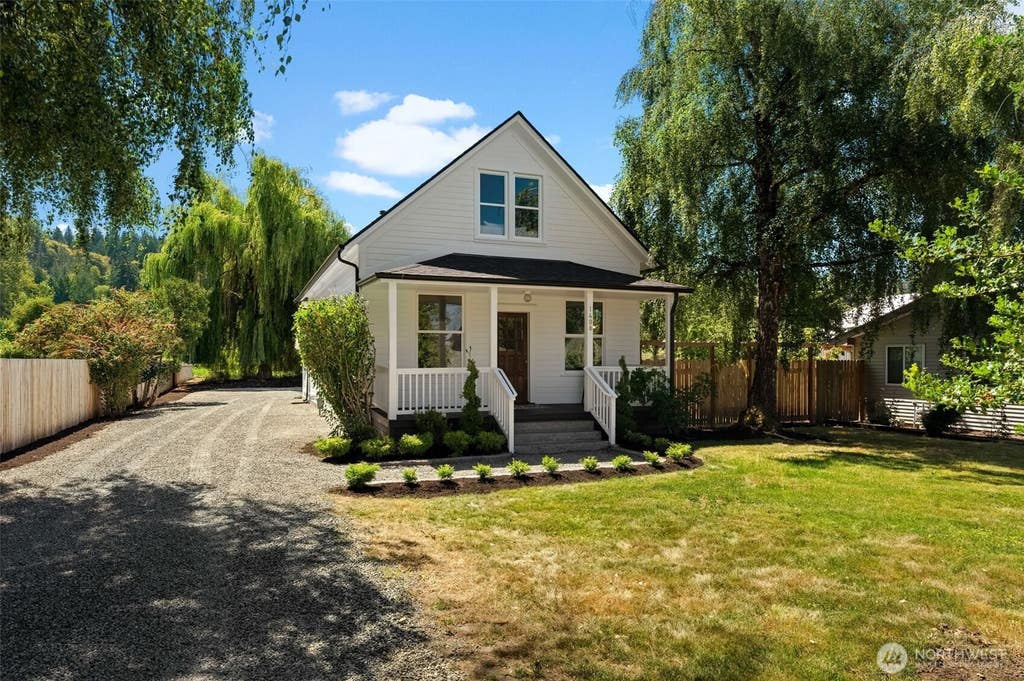 Photo of 1408 12th Avenue SW, Puyallup, WA 98372 (MLS # 2562137)