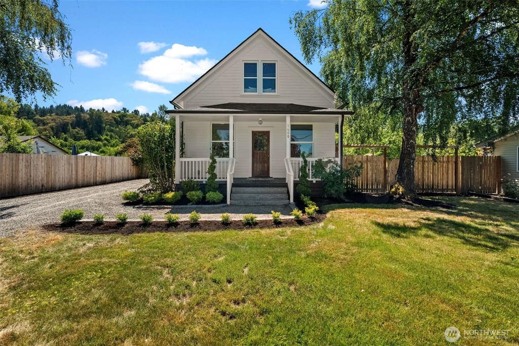 Photo of 1408 12th Avenue SW, Puyallup, WA 98372 (MLS # 2562137)