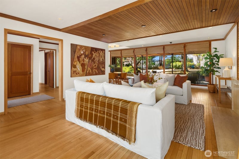 3023 E Laurelhurst Drive NE