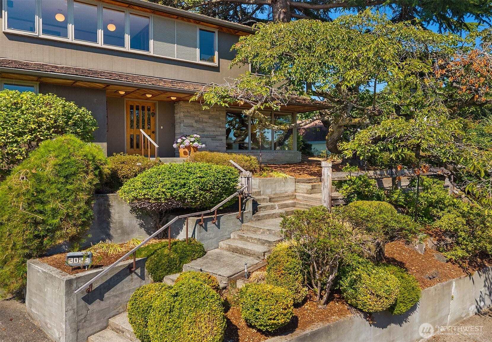 3023 E Laurelhurst Drive NE