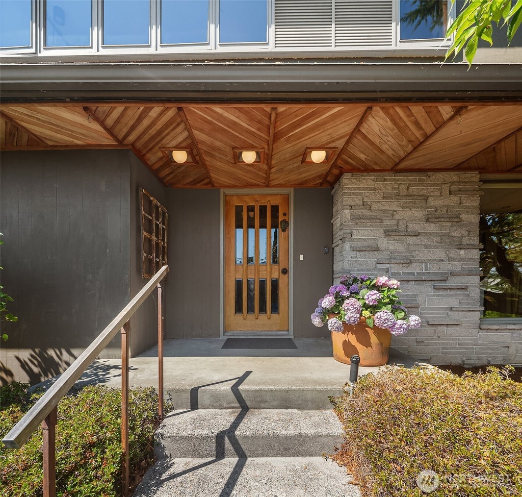 Photo of 3023 E Laurelhurst Drive NE, Seattle, WA 98105 (MLS # 2577536)