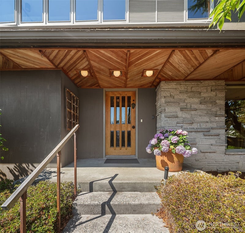 3023 E Laurelhurst Drive NE