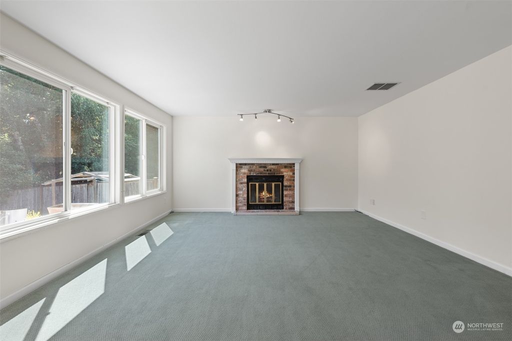 Photo of 24017 SE 42nd Street, Sammamish, WA 98029 (MLS # 2138128)