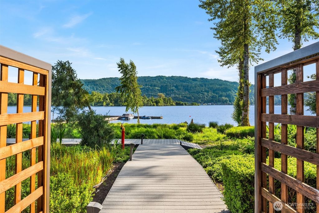 Photo of 4305 E Lake Sammamish Parkway SE, Issaquah, WA 98029 (MLS # 2417959)